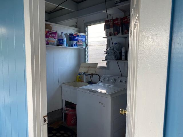 clothes washing area with washer / clothes dryer