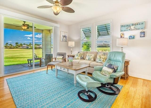 living area with light hardwood / wood-style floors