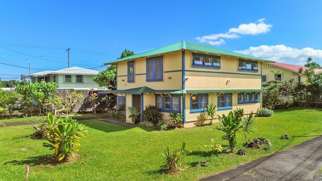 view of front facade featuring a front yard