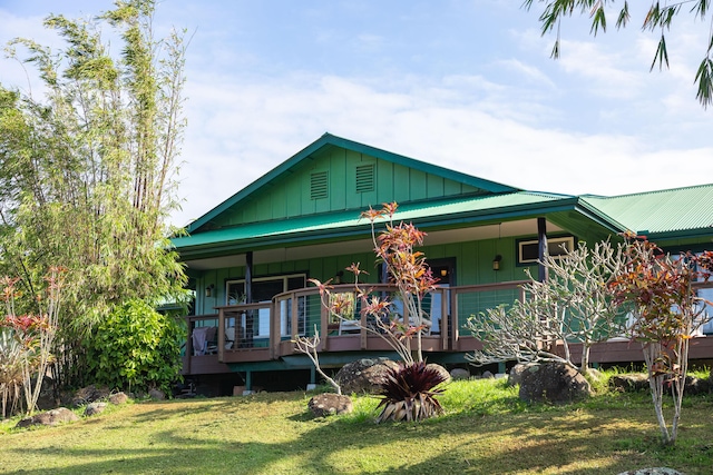 view of front of home featuring a front lawn