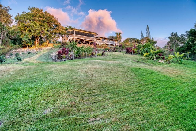 view of yard at dusk