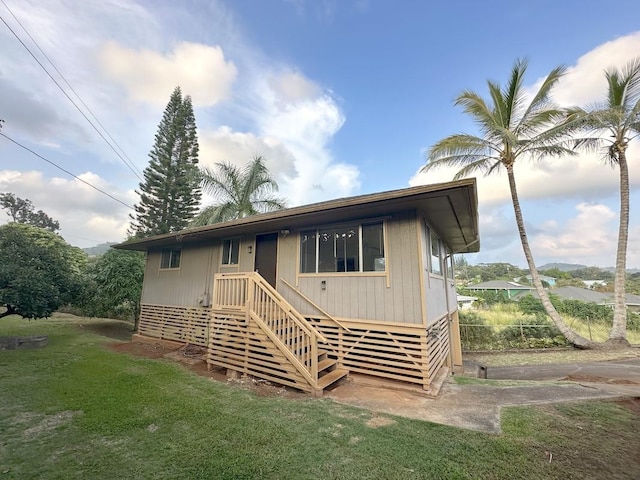 manufactured / mobile home featuring a front yard