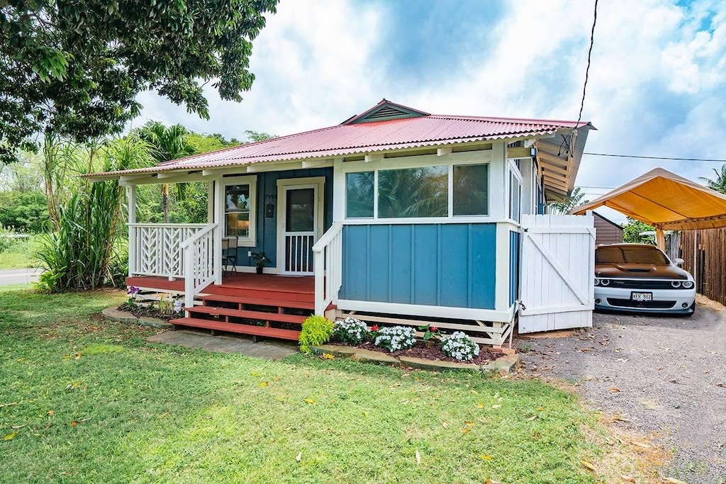 view of front of house featuring covered porch and a front lawn