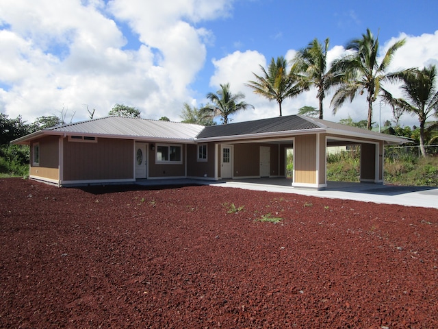 view of front of property featuring a carport