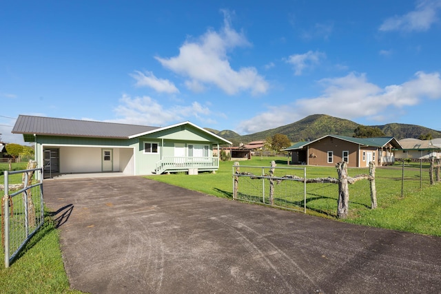 view of front of property featuring a mountain view and a front lawn