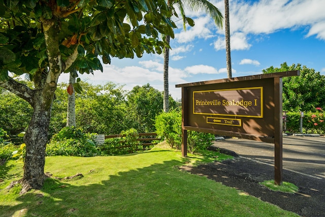 community sign featuring a yard