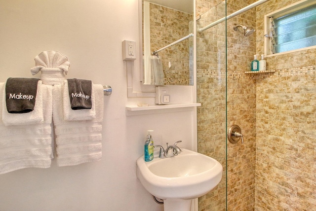 bathroom featuring sink and tiled shower