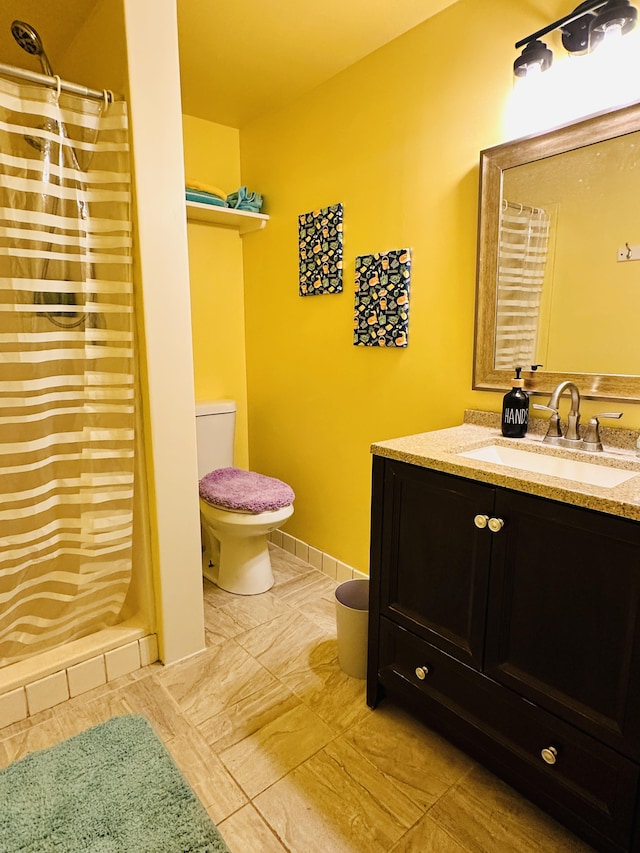 bathroom with a shower with curtain, vanity, and toilet