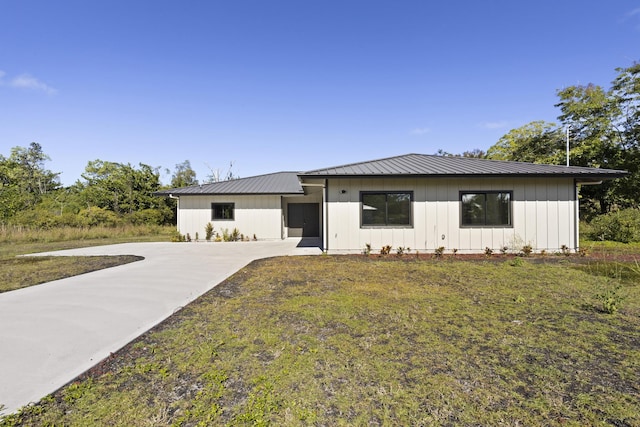 modern inspired farmhouse featuring a front lawn