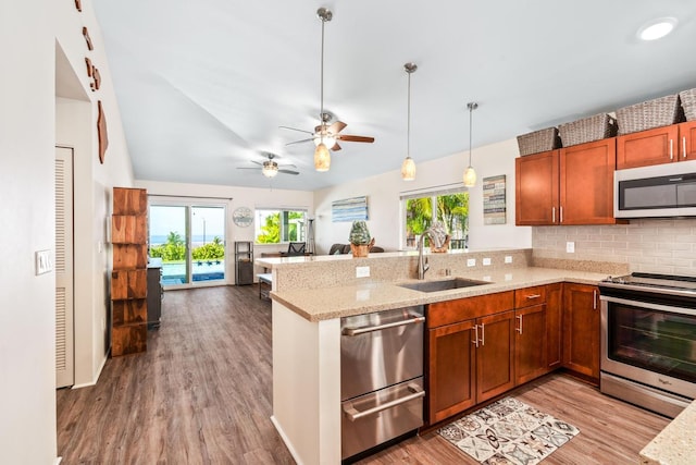 kitchen featuring kitchen peninsula, sink, and stainless steel appliances