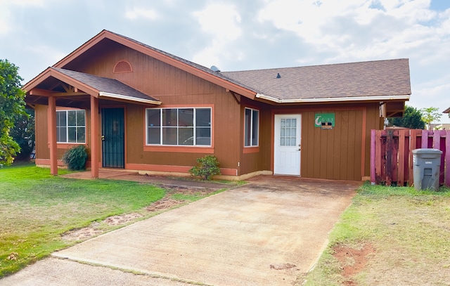 view of front of property featuring a front yard