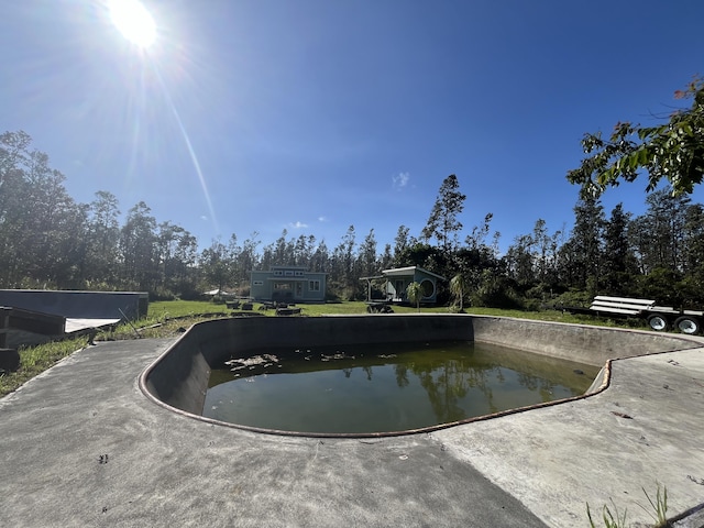 view of swimming pool