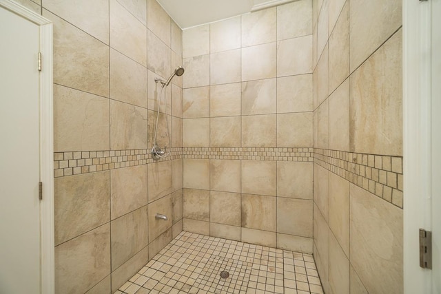 bathroom featuring tiled shower