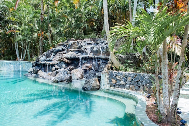 view of swimming pool