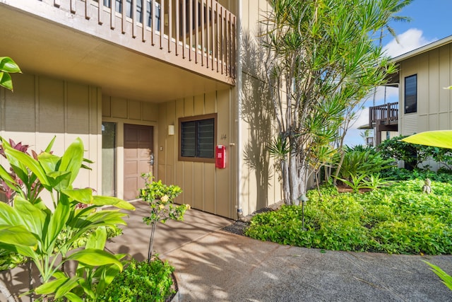 property entrance featuring a balcony