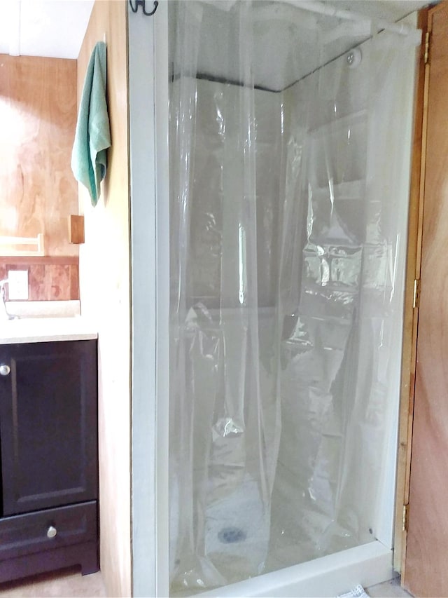 bathroom featuring a shower with curtain and vanity