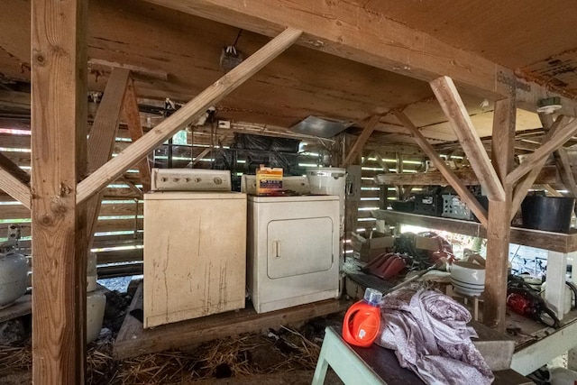 misc room with independent washer and dryer