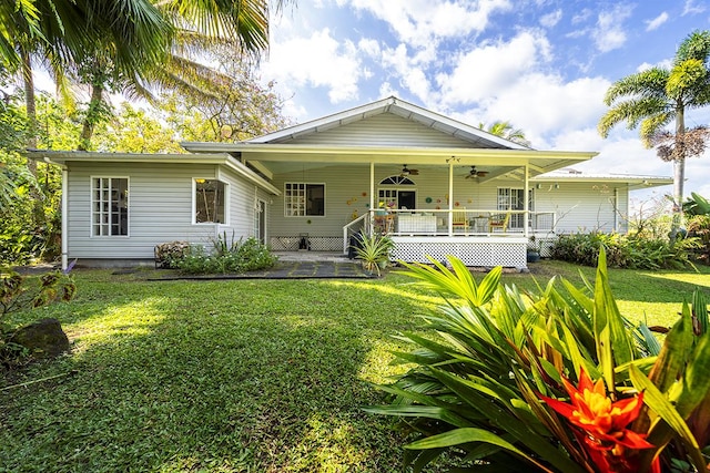 view of front of home featuring ceiling fan, covered porch, and a front lawn