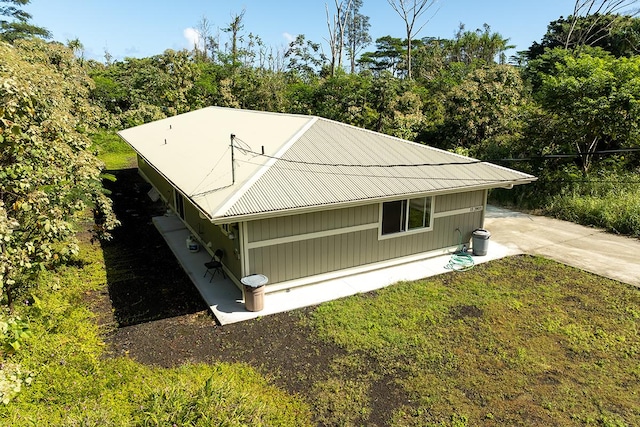 view of side of property featuring a yard