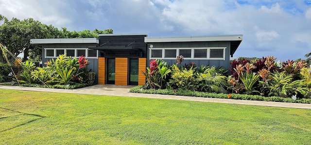 contemporary house featuring a front yard