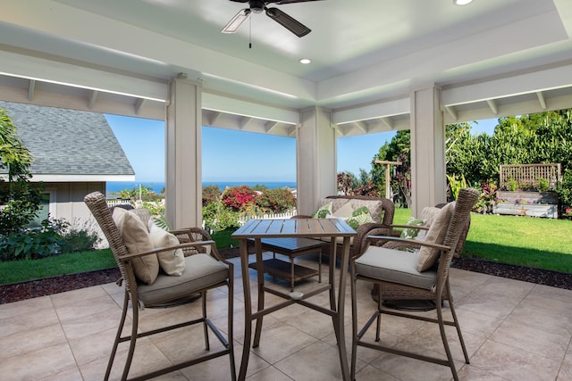 sunroom with ceiling fan