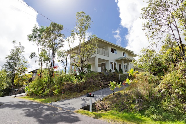 view of front of property featuring a balcony