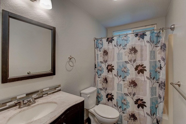 full bathroom featuring decorative backsplash, shower / bath combo, vanity, and toilet