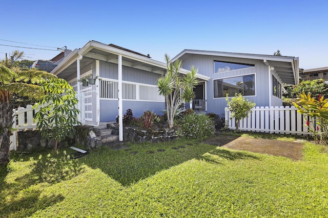 view of front facade with a front yard