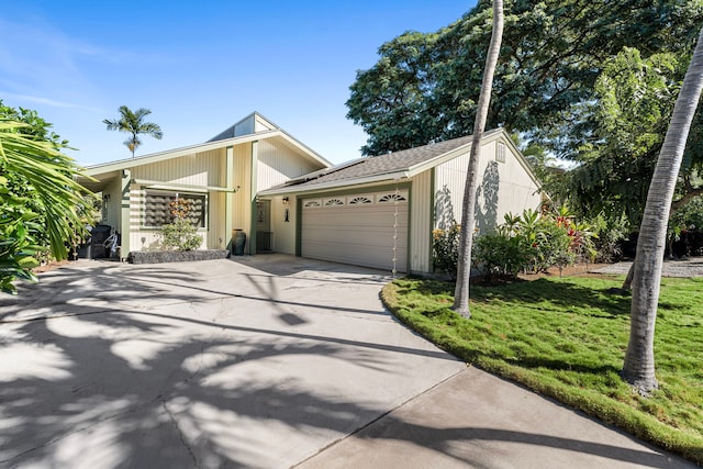 view of front of house featuring a front yard and a garage