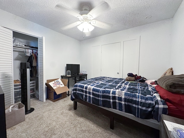 bedroom with ceiling fan, a textured ceiling, and light carpet