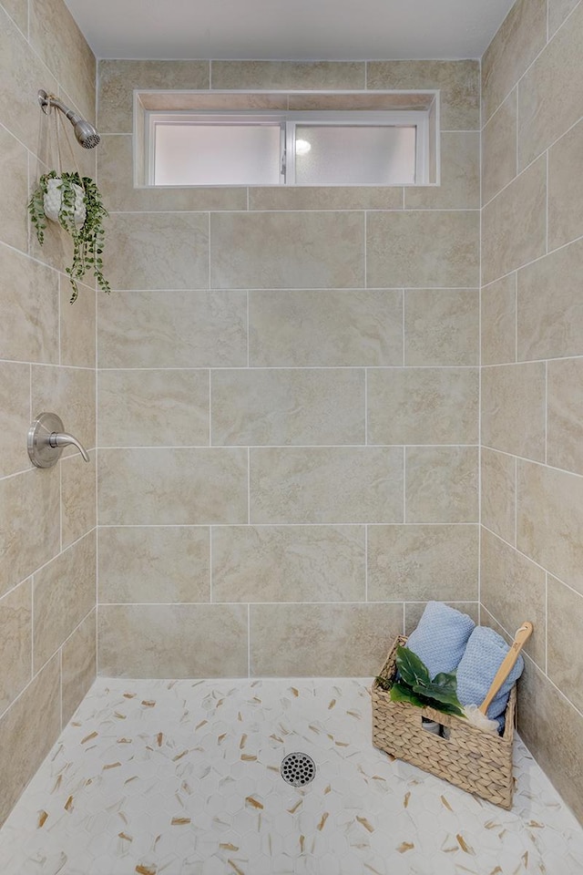 bathroom featuring a tile shower