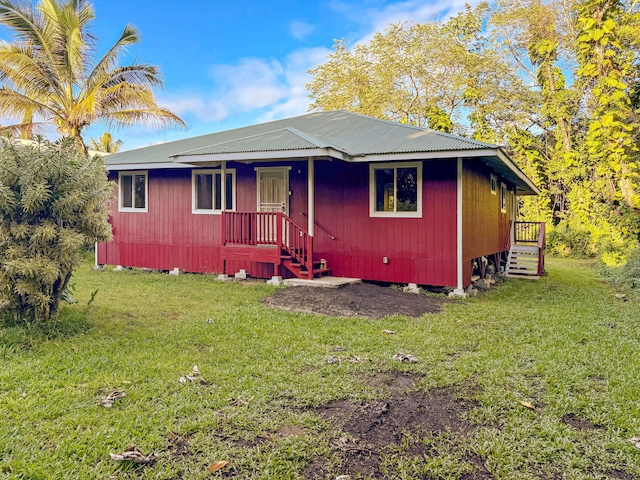 view of front of home featuring a front lawn