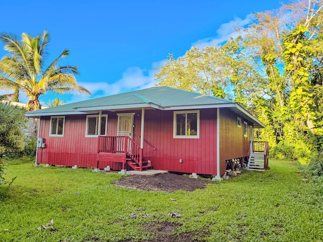 view of front of house featuring a front lawn