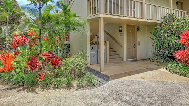 entrance to property featuring a balcony