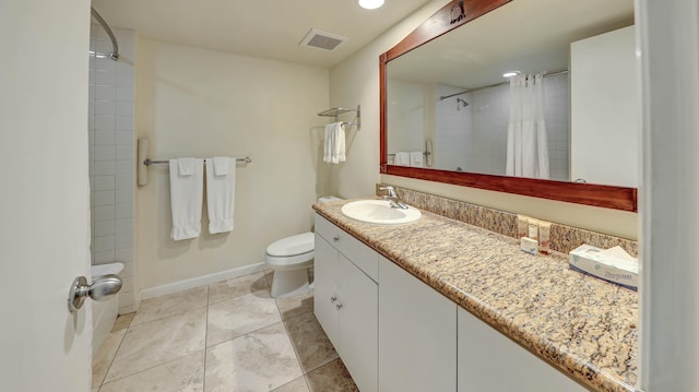 bathroom featuring a shower with curtain, vanity, and toilet