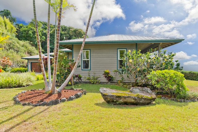 view of front of home featuring a front yard