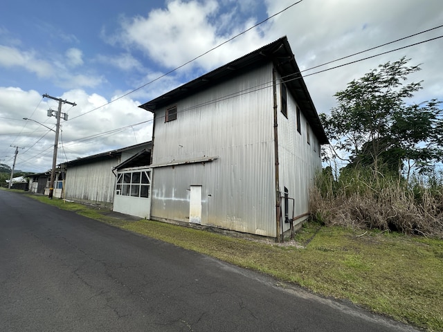 view of side of property with an outdoor structure