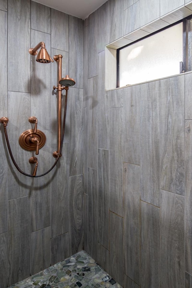 bathroom featuring a tile shower