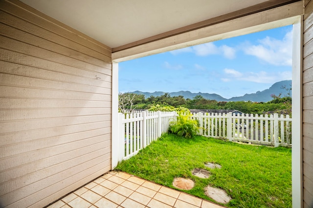 view of yard featuring a mountain view