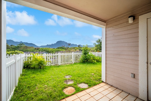 view of yard featuring a mountain view