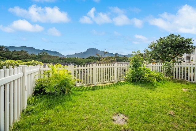 view of yard featuring a mountain view