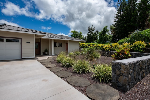 ranch-style home featuring a garage