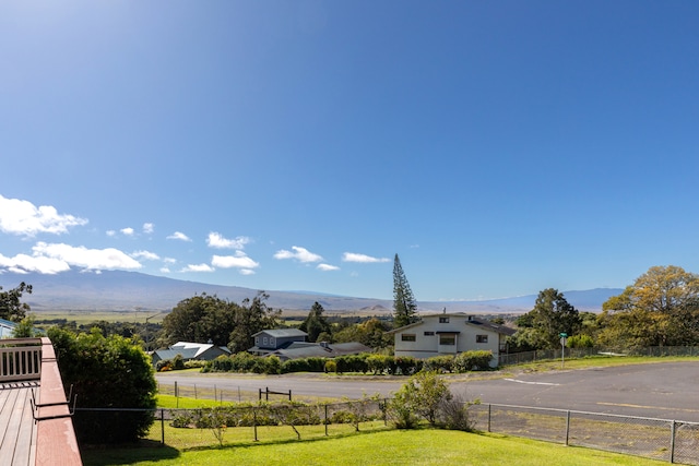 view of yard featuring a mountain view