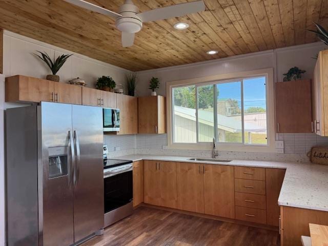 kitchen with stainless steel appliances, ceiling fan, dark hardwood / wood-style floors, sink, and backsplash