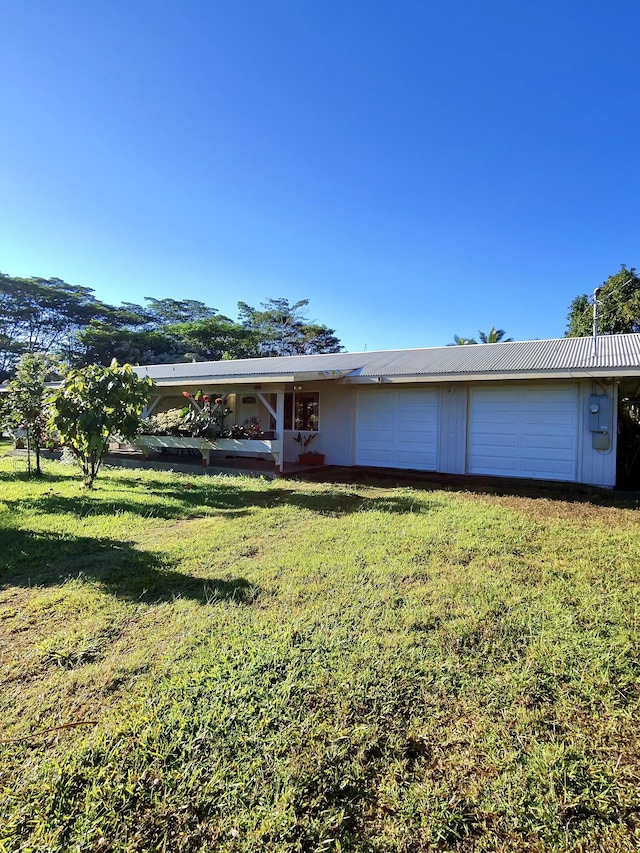 ranch-style home featuring a front lawn