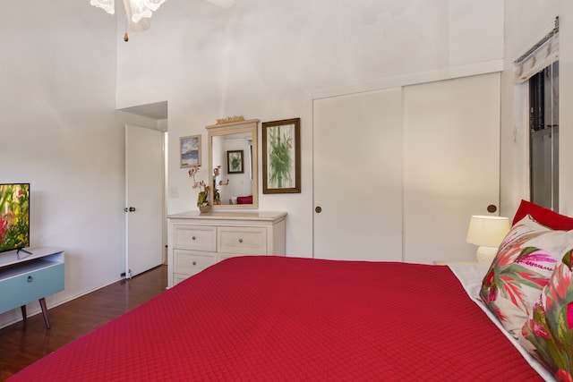 bedroom with dark wood-type flooring, a closet, and ceiling fan