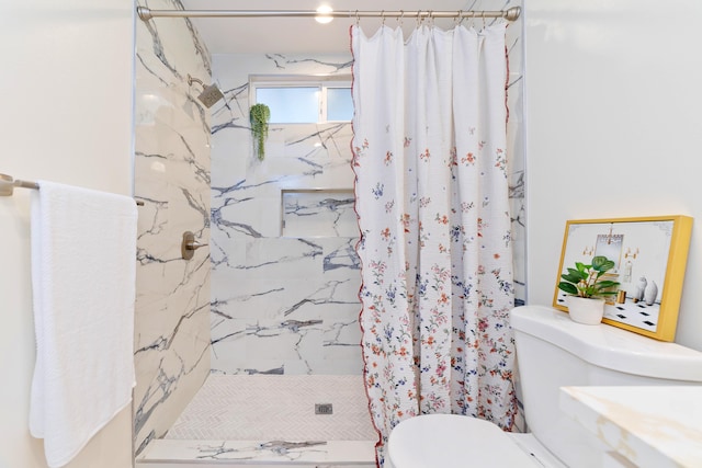 bathroom featuring a shower with curtain and toilet