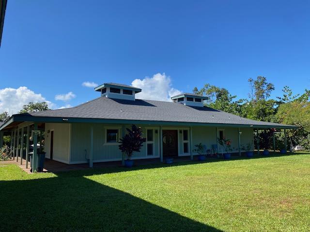 view of front of house with a front lawn