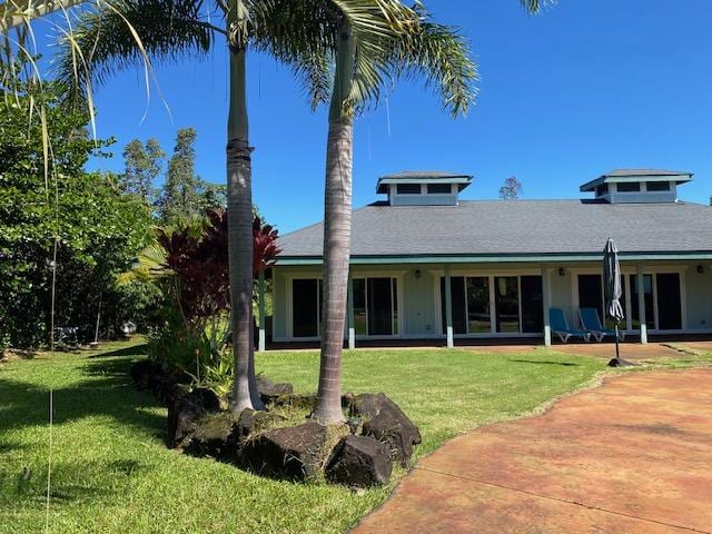 view of front of house featuring a front yard