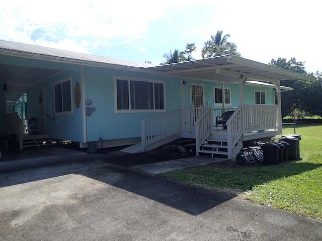 view of front facade with a front lawn and covered porch